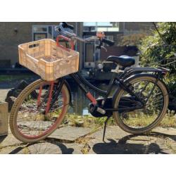 Meisjes fiets, Batavus CNCTD. Mat-zwart met roze.