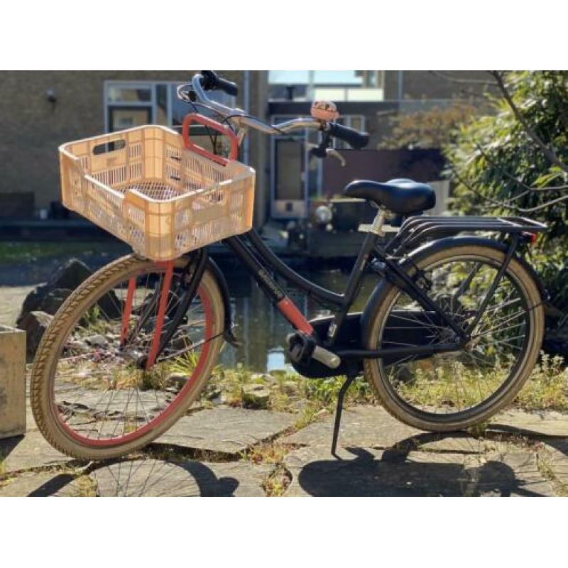 Meisjes fiets, Batavus CNCTD. Mat-zwart met roze.