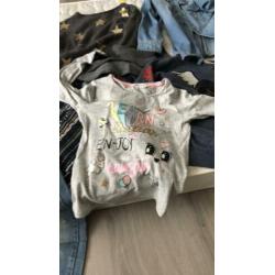 Zak met kleren*sandaal en slipper. Maat 128