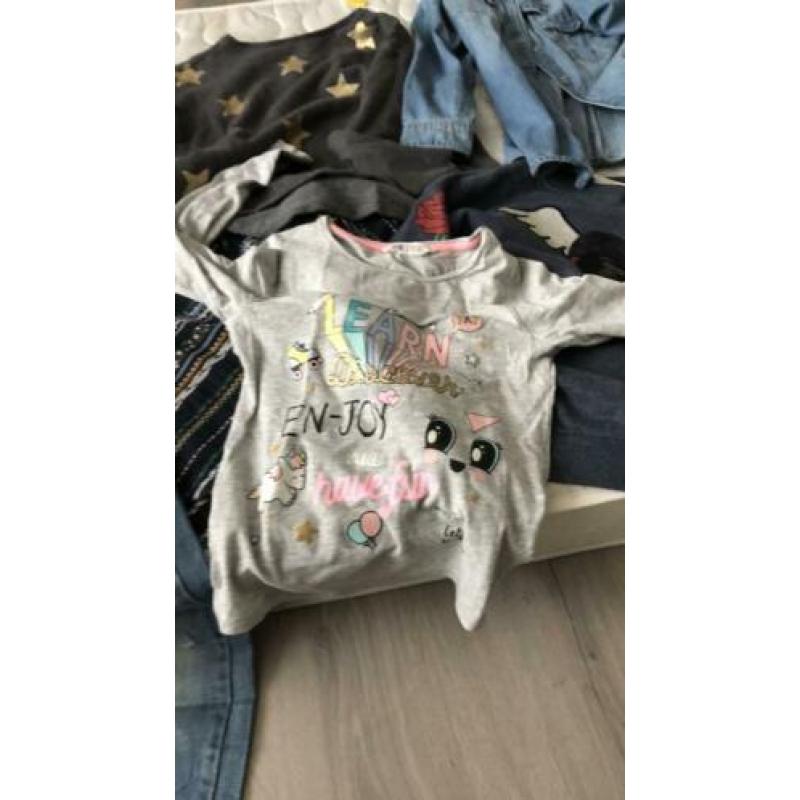Zak met kleren*sandaal en slipper. Maat 128