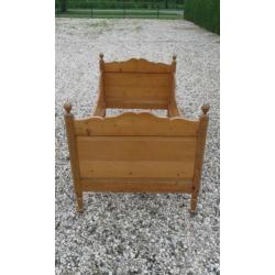 221, antiek grenen bed 90 x 180 te koop