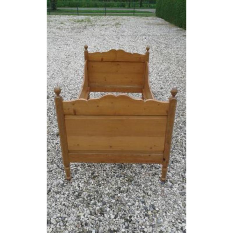 221, antiek grenen bed 90 x 180 te koop