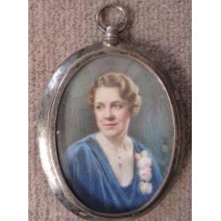 =ca 1900/1920 =portret miniatuur = vrouw in blauwe jurk===
