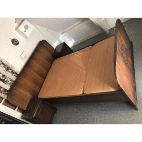 Jaren '30 Vintage, retro, authentiek bed met nachtkastjes