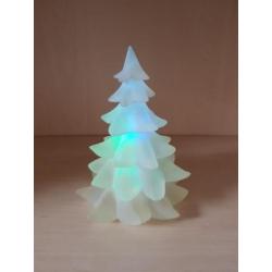 Kerstopruiming verlichte kerstboom