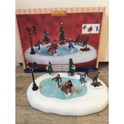 Schaatsen op het meer - Lemax Village Collection