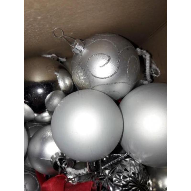 134 zilvergrijze en witte plastieken kerstballen