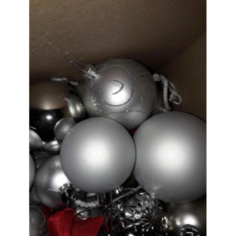 134 zilvergrijze en witte plastieken kerstballen