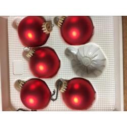 13 oude kerstballen en klokjes uit glas rood