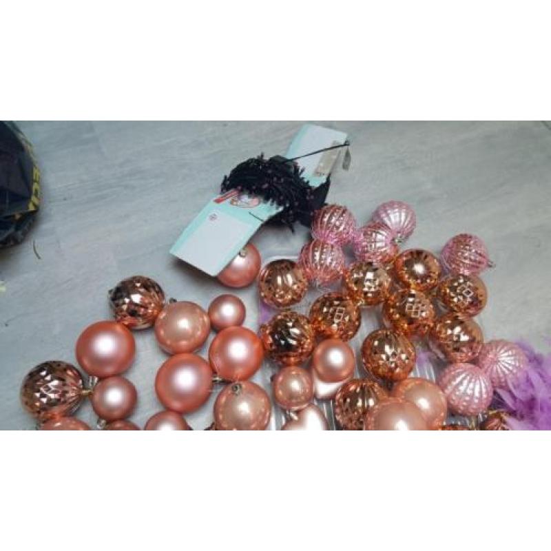 Heel veel oud roze kerst ballen en decoratie