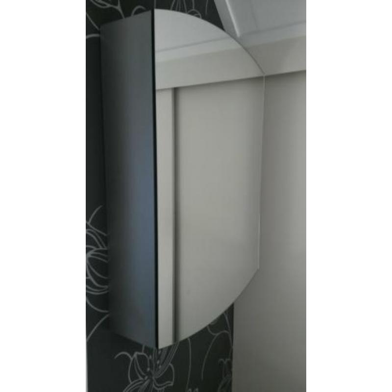 Badkamer kast. Spiegelkast + stopcontact aan binnenzijde.