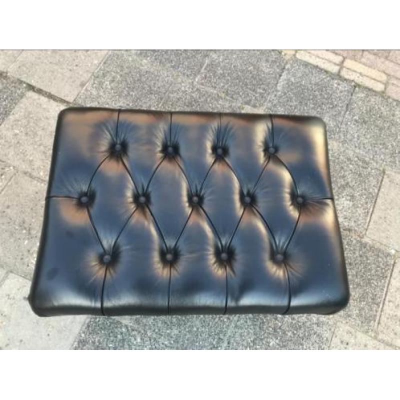 Mooie Chesterfield hocker