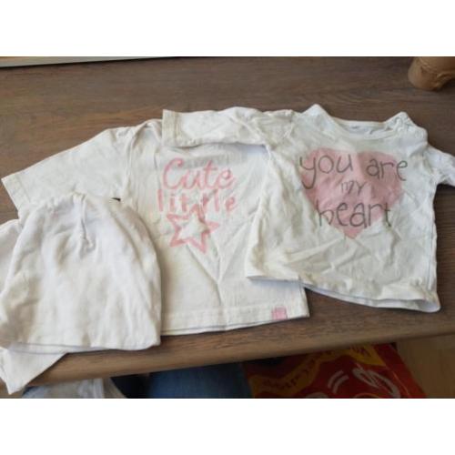 Maat 50/56 2 shirtjes en 2 mutsjes