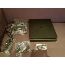 PS4 slim 1TB + 2 controllers. 23-09 gekocht