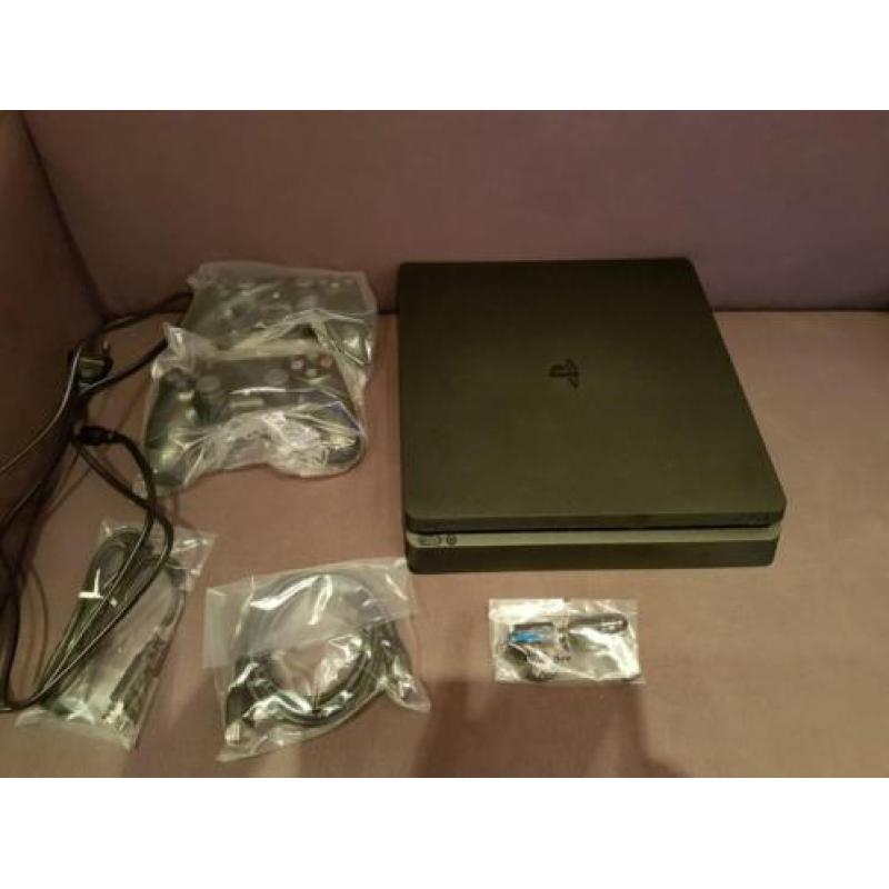 PS4 slim 1TB + 2 controllers. 23-09 gekocht