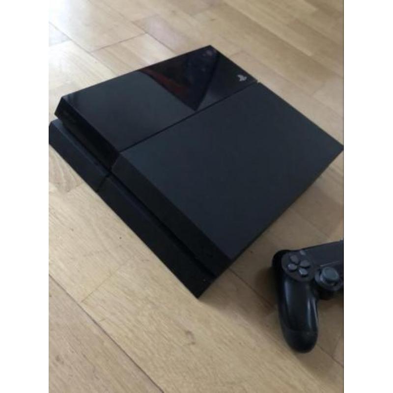 Playstation 4 1TB + 2 controllers