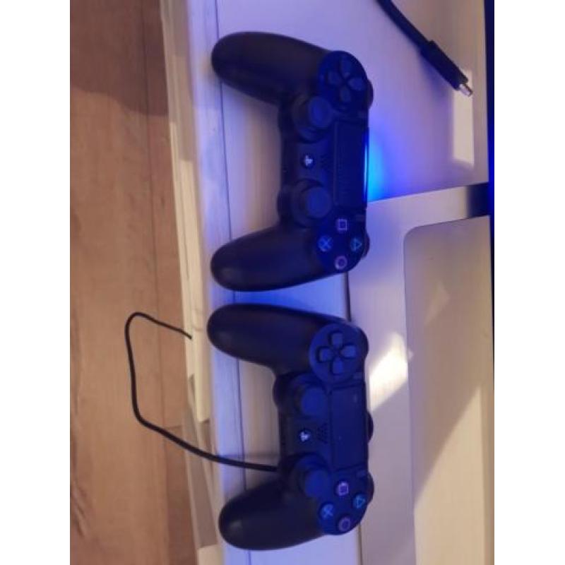 Ps4 pro met 2 control en 3 game