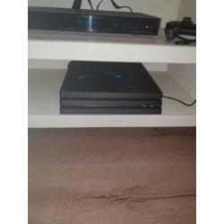 Ps4 pro met 2 control en 3 game